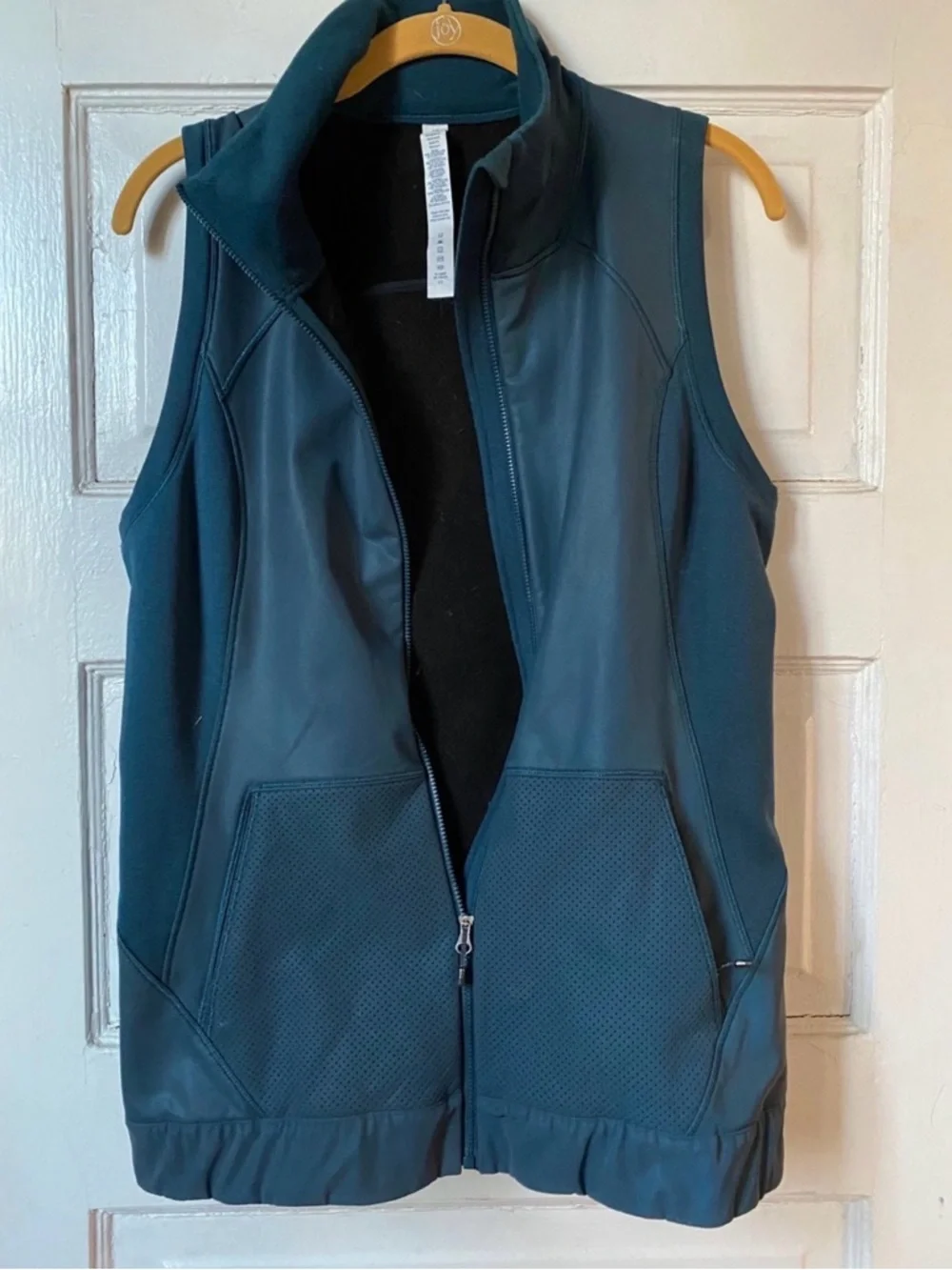 Lululemon Let’s get visible reflective vest - Picture 3 of 5
